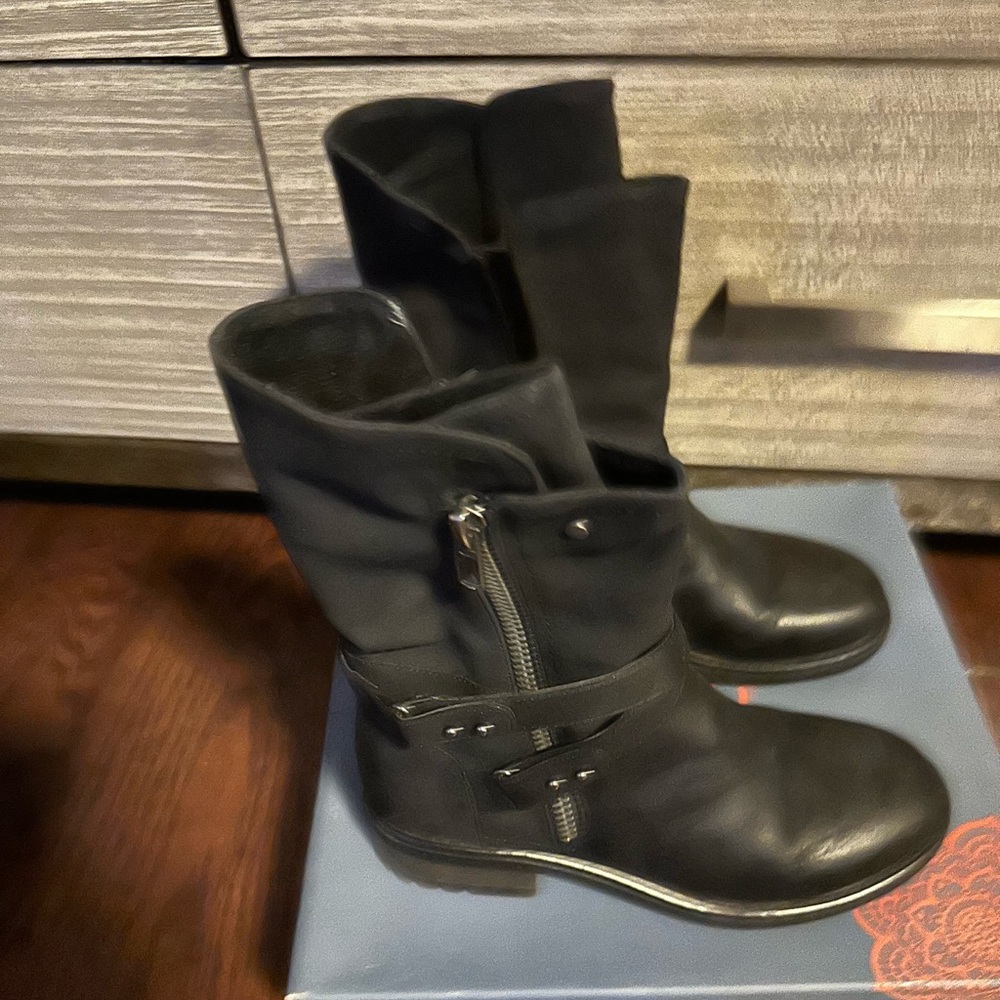 Black Leather Boots with Zipper Detail